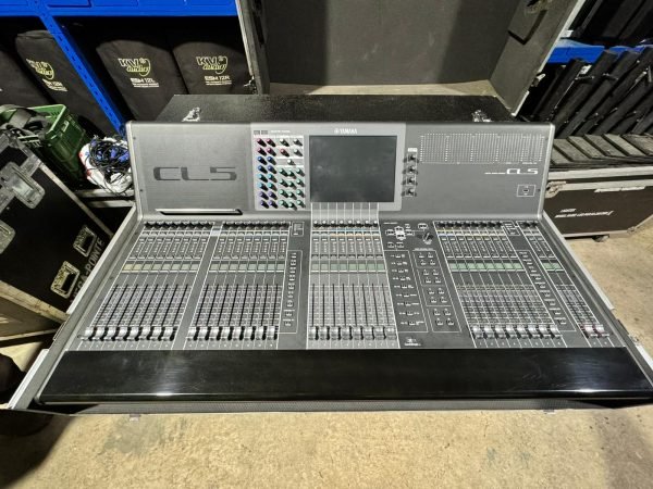 מיקסר דיגיטלי YAMAHA עם קופסאת במה CL5